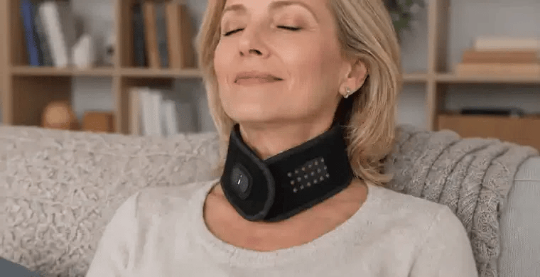 Femme se reposant sur le canapé avec le dispositif autour de la nuque