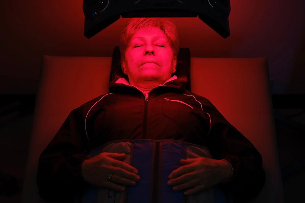Femme recevant une séance de lumière rouge en clinique